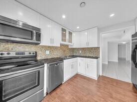 4156 Inverrary Dr in Lauderhill, FL - Building Photo