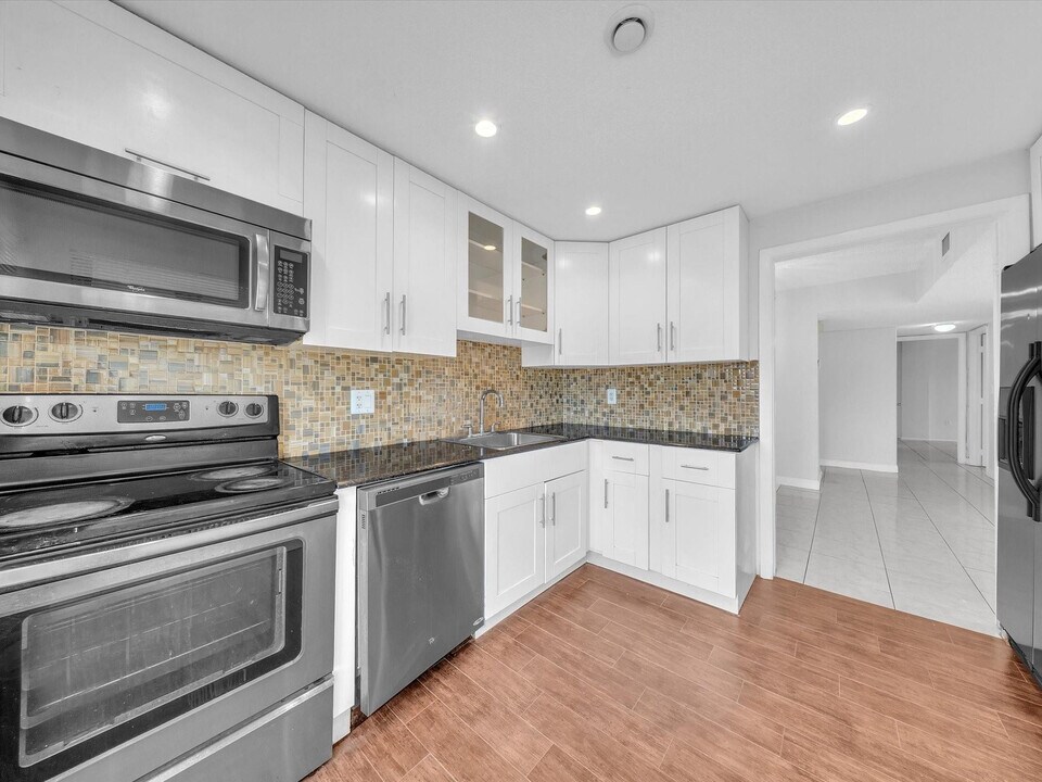 4156 Inverrary Dr in Lauderhill, FL - Building Photo