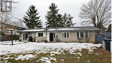 1065 Bomorda Dr in Oakville, ON - Building Photo - Building Photo