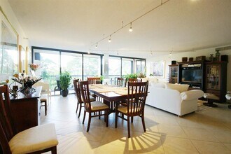 2480 Presidential Way in West Palm Beach, FL - Foto de edificio - Building Photo