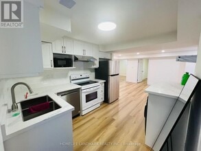 2807 Guilford Crescent in Oakville, ON - Building Photo - Building Photo