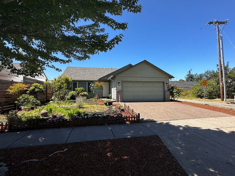1078 S 7th St in Independence, OR - Building Photo