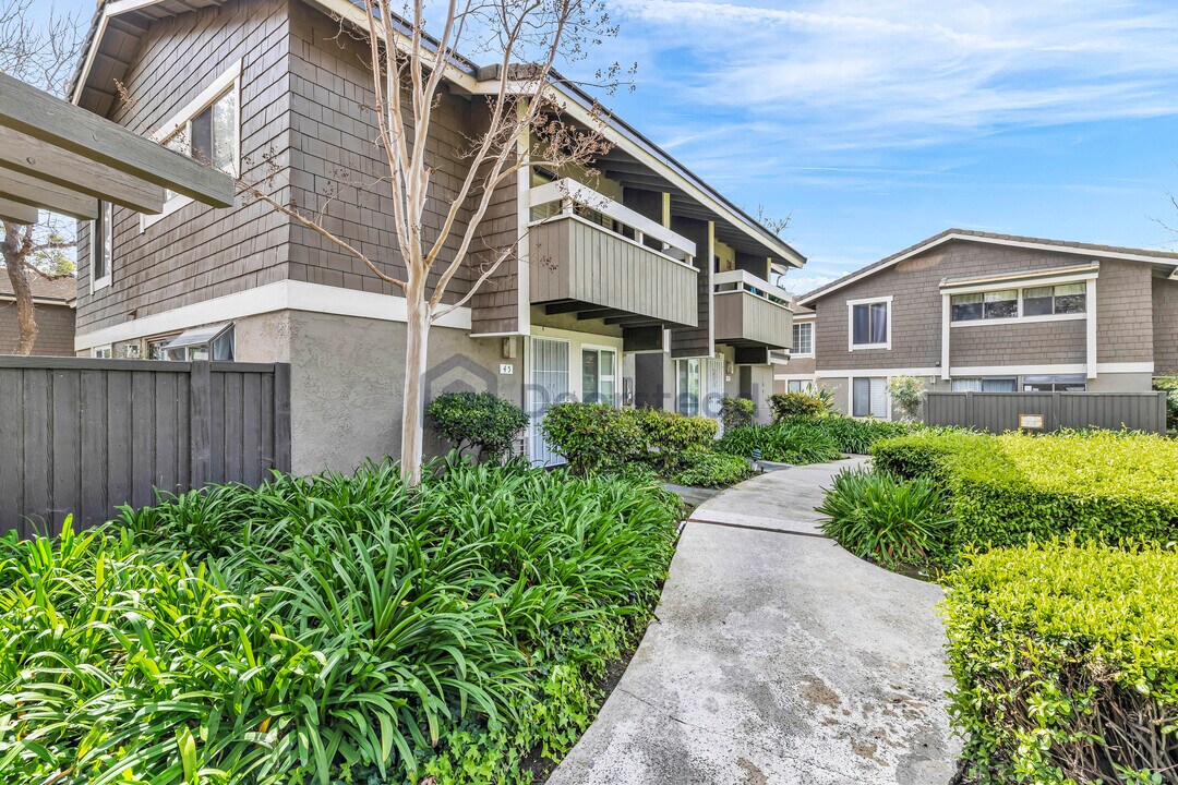 45 Streamwood in Irvine, CA - Building Photo