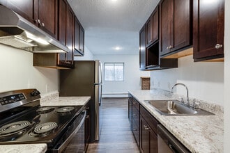 Parkview Court Apartments in Maplewood, MN - Building Photo - Interior Photo