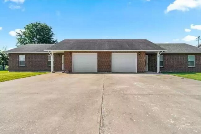 218 Comanche Ln-Unit -218 in Jackson, MO - Foto de edificio - Building Photo