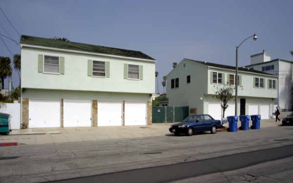 217-223 Bicknell Ave in Santa Monica, CA - Foto de edificio - Building Photo