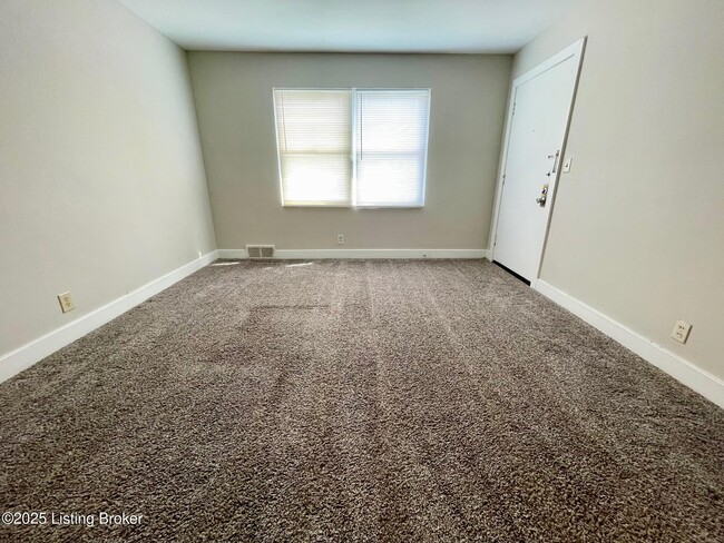 210 Breckenridge Ln in Louisville, KY - Building Photo - Building Photo