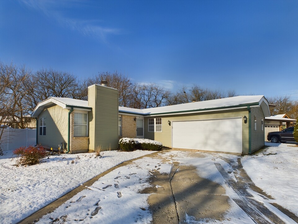 72 White Oaks Rd in Matteson, IL - Building Photo