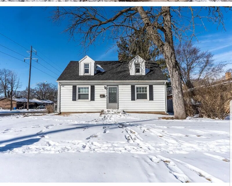 2745 Hanson St in Rockford, IL - Building Photo