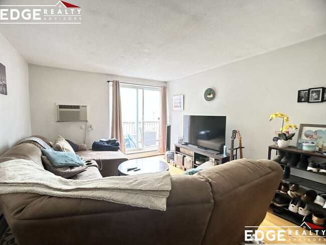38 Kenrick St, Unit 31 in Boston, MA - Foto de edificio - Building Photo