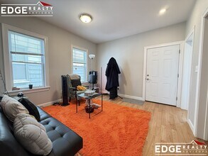 83 Newbury St, Unit 2 in Somerville, MA - Foto de edificio - Building Photo