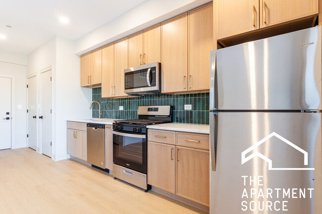 4104 N Sheridan Rd, Unit 208