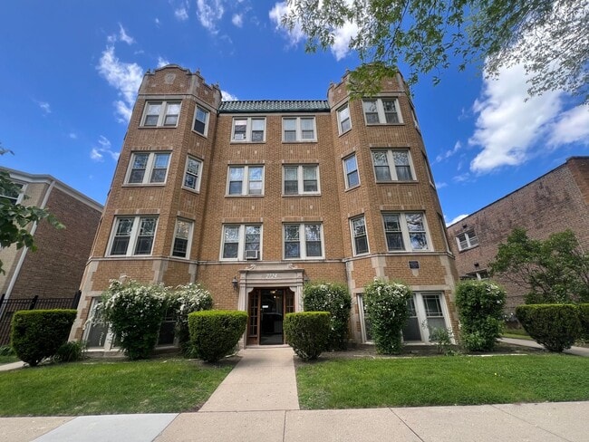 property at 2724 W Farragut Ave