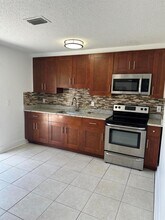 4667 Cambridge St in Greenacres, FL - Foto de edificio - Building Photo