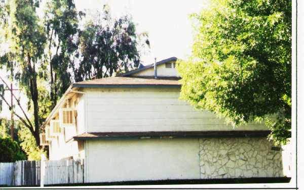 916 N Cota St in Corona, CA - Foto de edificio - Building Photo