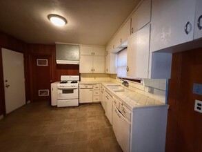 333 E Walnut Ave in Visalia, CA - Building Photo - Building Photo