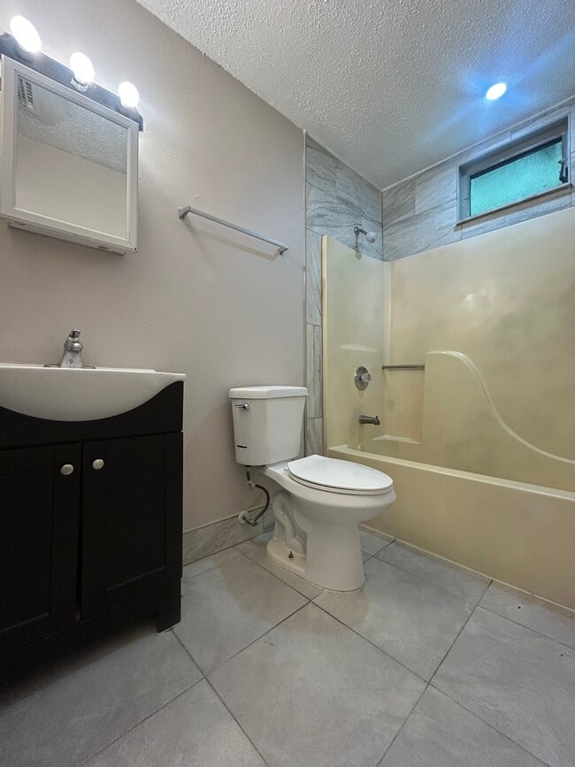323 NW 15th St, Unit 323 in Belle Glade, FL - Foto de edificio - Building Photo