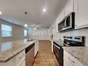 992 Theodore Rd in Awendaw, SC - Foto de edificio - Building Photo