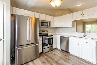 1352 E McClarnon Dr in Greenfield, IN - Building Photo - Building Photo