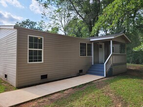 716 N Houston Lake Blvd in Centerville, GA - Foto de edificio - Building Photo