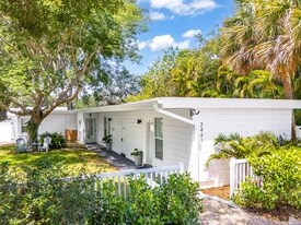 2441 Granada Ave, Unit 3 in Vero Beach, FL - Building Photo