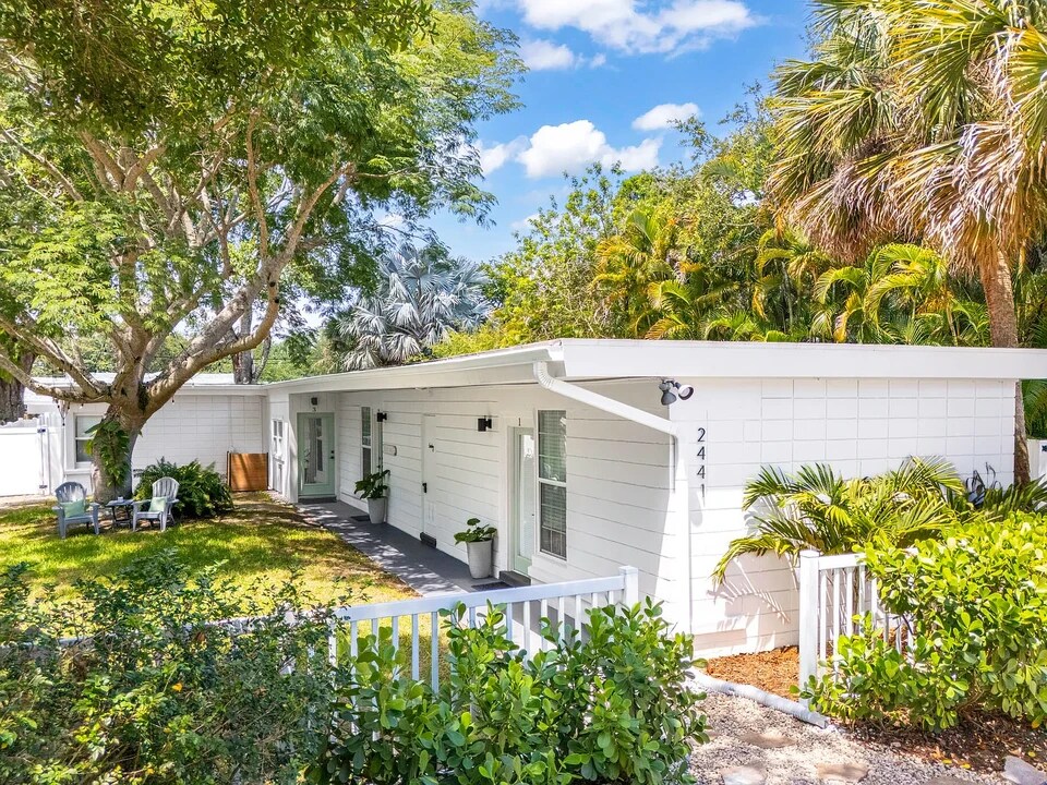 2441 Granada Ave, Unit 3 in Vero Beach, FL - Foto de edificio