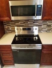 17 Hallock St in Farmingdale, NY - Building Photo - Building Photo