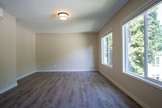 4149 SE 37th Ave-Unit -4149-2 in Portland, OR - Building Photo - Building Photo