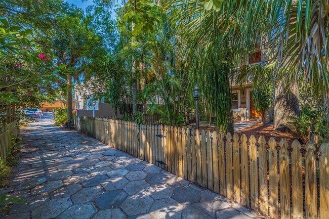 330 Lang Ct N in St. Petersburg, FL - Building Photo - Building Photo