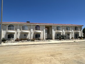 Spanish Villas in Palmdale, CA - Foto de edificio - Building Photo