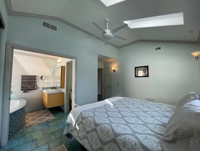 27209 Lakehurst Ave in Santa Clarita, CA - Building Photo - Building Photo