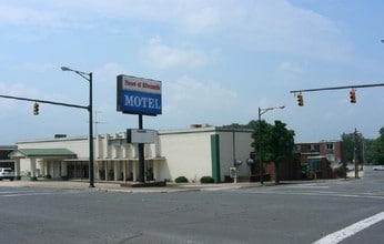 300 S 1st St in Albemarle, NC - Foto de edificio - Building Photo