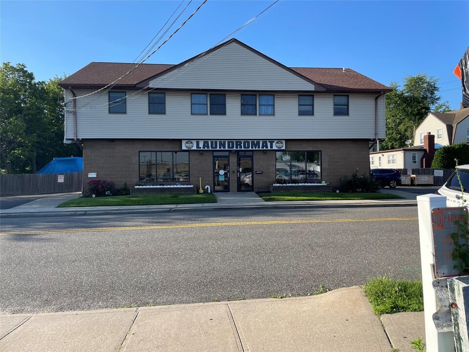 7 Locust Ave in Babylon, NY - Building Photo