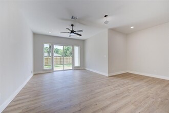 6835 Weston St, Unit B in Houston, TX - Building Photo - Building Photo