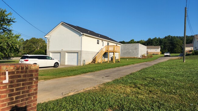 405 Olympic View Ct in Seymour, TN - Foto de edificio - Building Photo