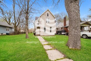 1319 N Broadway St in Peoria, IL - Building Photo