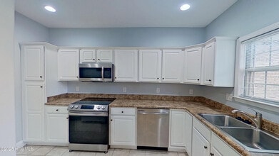 620 Elfin Ct in Winnabow, NC - Foto de edificio - Building Photo