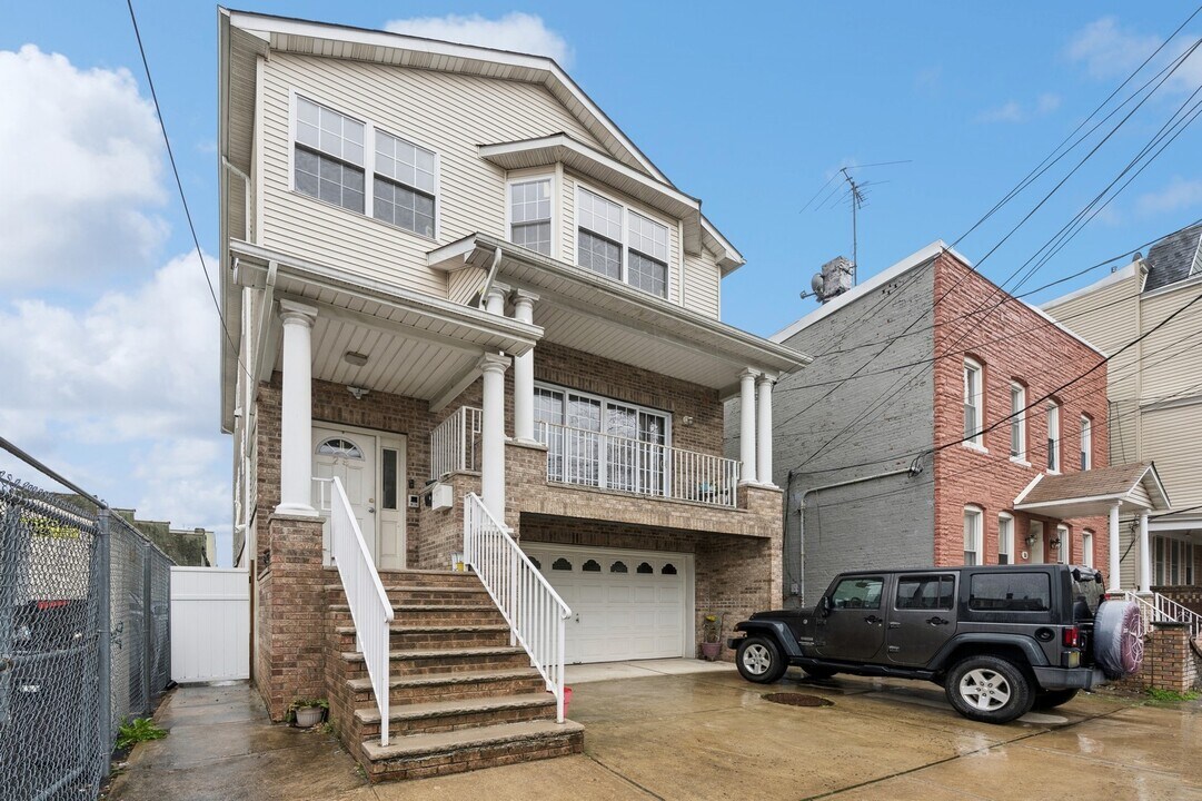 28 W 16th St in Bayonne, NJ - Building Photo