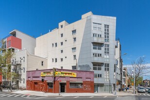96 Woodpoint Rd in Brooklyn, NY - Building Photo