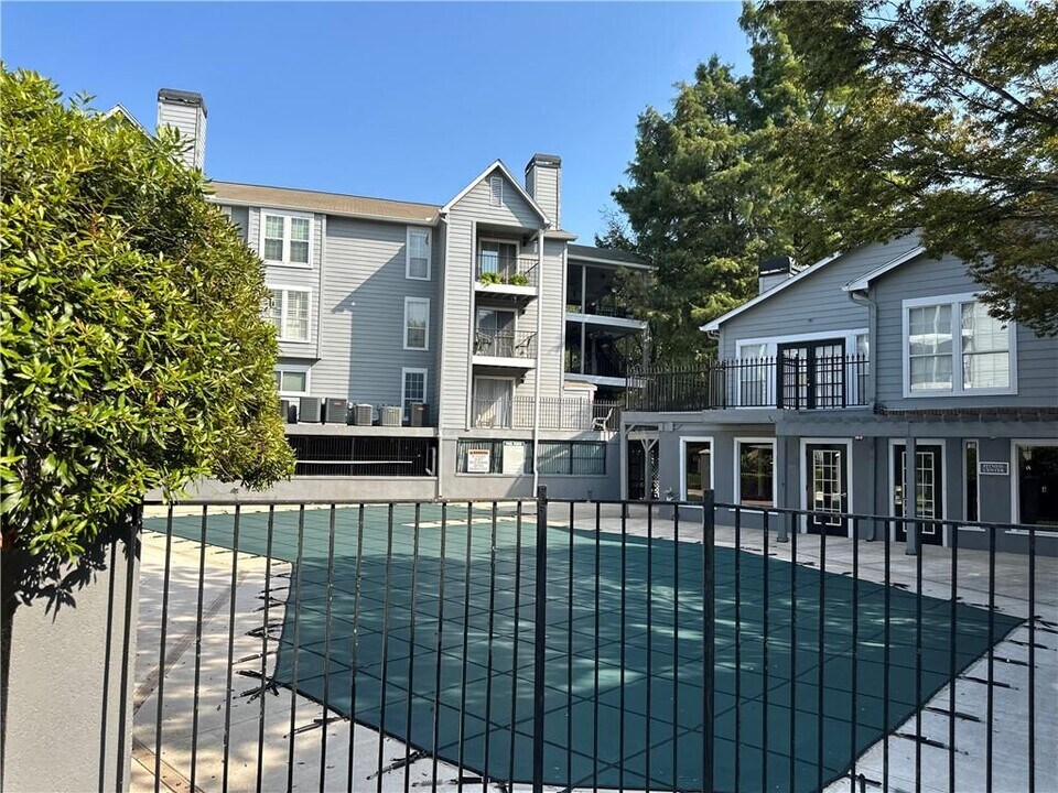 126 Granville Ct in Atlanta, GA - Building Photo