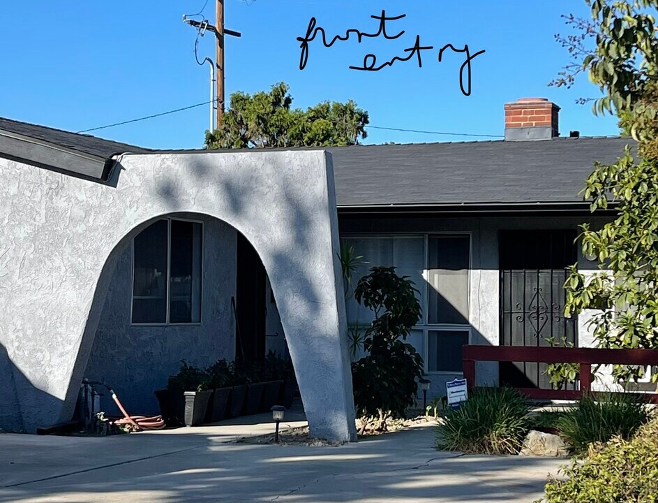 305-302 N Dwyer Pl in Anaheim, CA - Building Photo