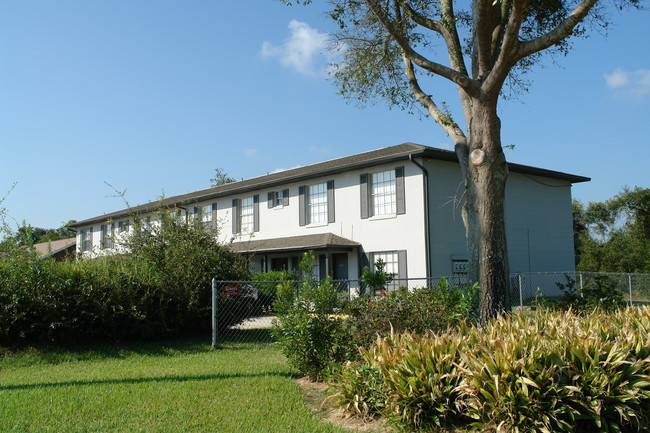 662-668 Deltona Blvd in Deltona, FL - Foto de edificio - Building Photo