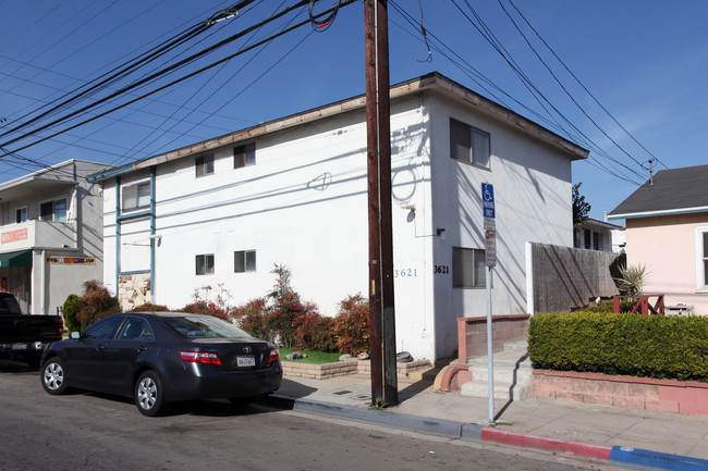 3621 E 10th St in Long Beach, CA - Building Photo - Building Photo