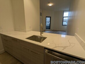 1079 Commonwealth Ave in Boston, MA - Building Photo - Building Photo