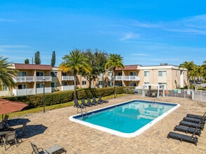 Windsor Forest in Pompano Beach, FL - Foto de edificio - Building Photo