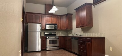 201 E Main St in Silverton, OR - Foto de edificio - Building Photo