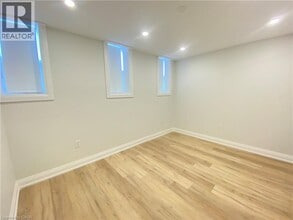 588 Barton St E in Hamilton, ON - Building Photo - Building Photo
