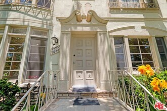 9945 Robbins Dr in Beverly Hills, CA - Building Photo - Building Photo