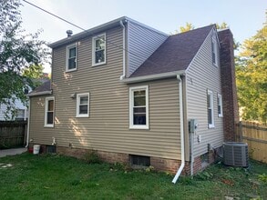 2902 Wood Street in Ames, IA - Foto de edificio - Building Photo