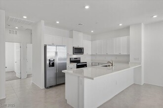 5643 Beguiling Falls St in Las Vegas, NV - Building Photo - Building Photo